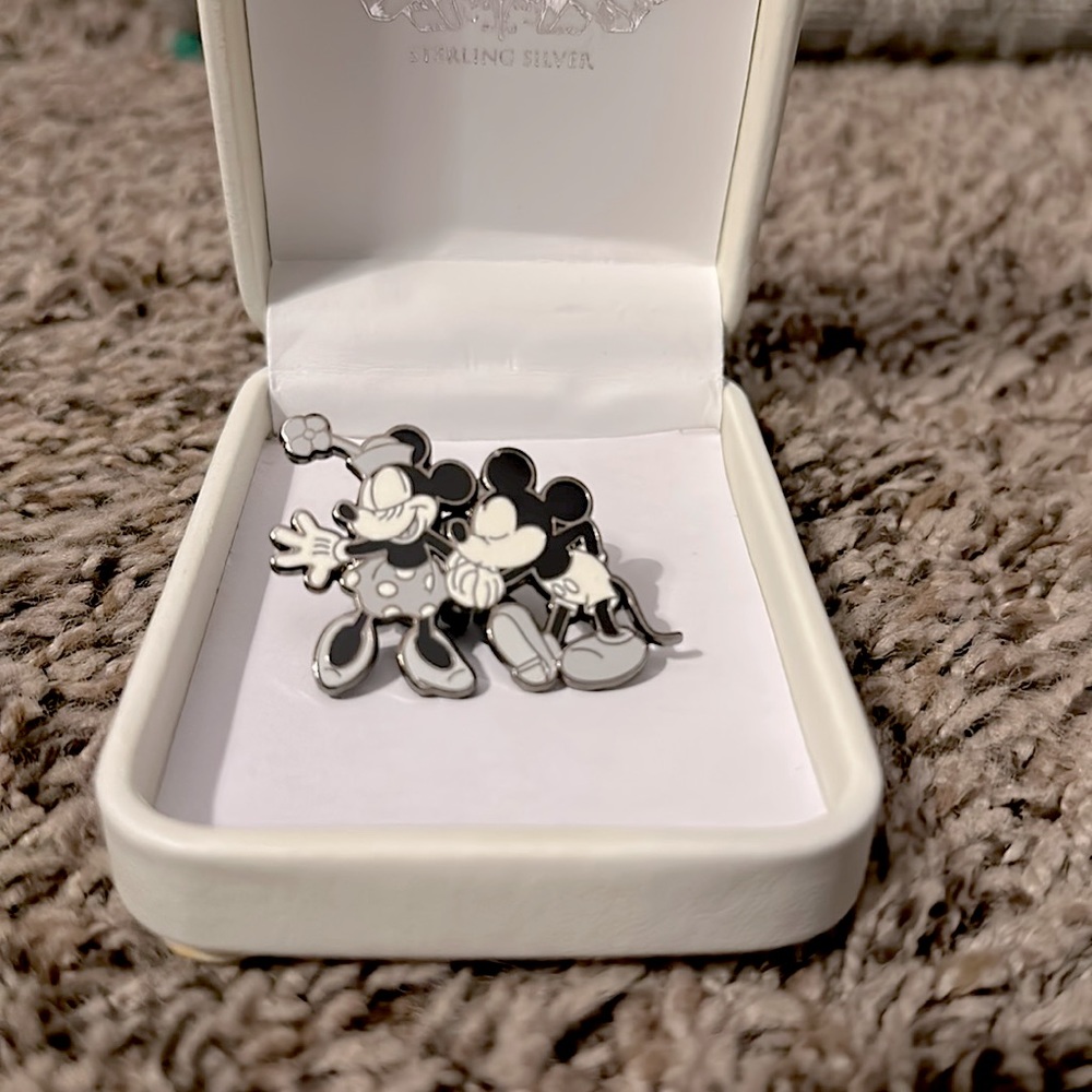 Disney Pin Black & White Mickey & Minnie